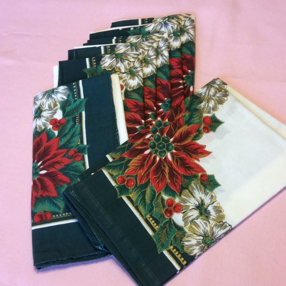 FINAL SALE PRICE 16 Pc Christmas Napkin Set